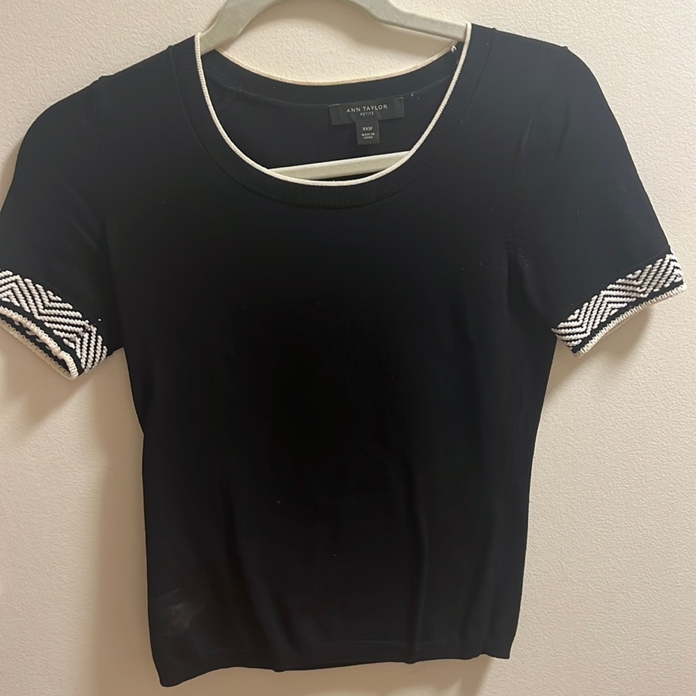 Ann Taylor black and white knit shirt